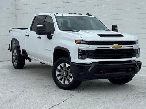 Summit White 2026 Chevrolet Silverado 2500 Custom