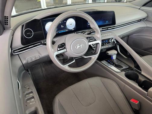 Fluid Metal 2025 Hyundai ELANTRA SEL