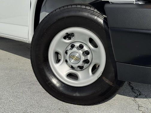 2025 Chevrolet Express 3500 LS