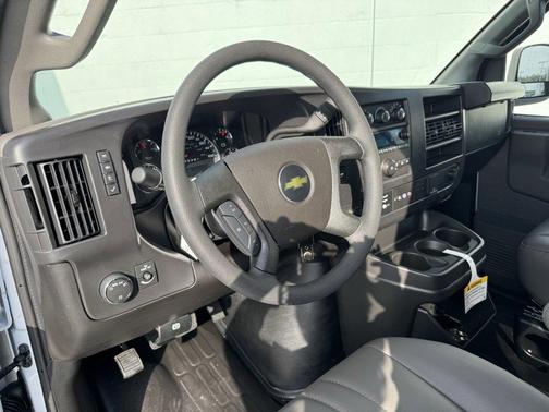2025 Chevrolet Express 3500 LS
