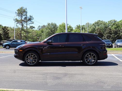 MAHOGANY METALLIC [BROWN] 2022 Porsche Cayenne Cayenne
