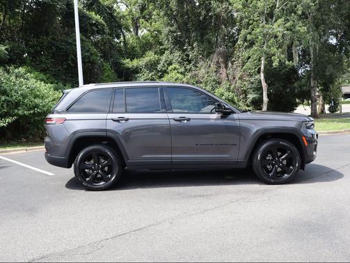Baltic Gray Metallic Clearcoat 2023 Jeep Grand Cherokee Altitude