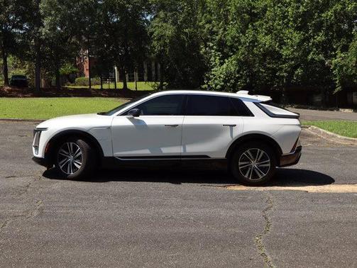 Crystal White Tricoat 2024 Cadillac LYRIQ Luxury