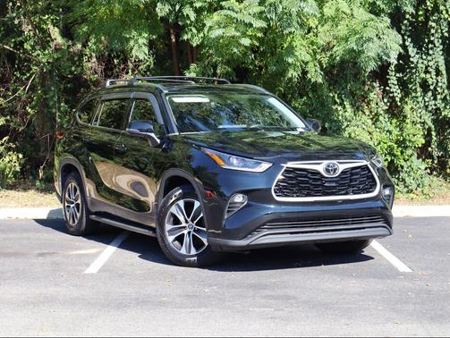 Midnight Black Metallic 2021 Toyota Highlander XLE