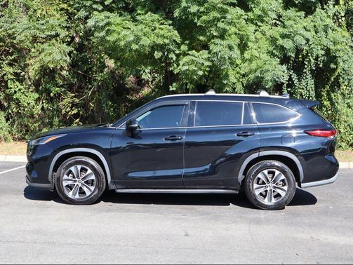 Midnight Black Metallic 2021 Toyota Highlander XLE
