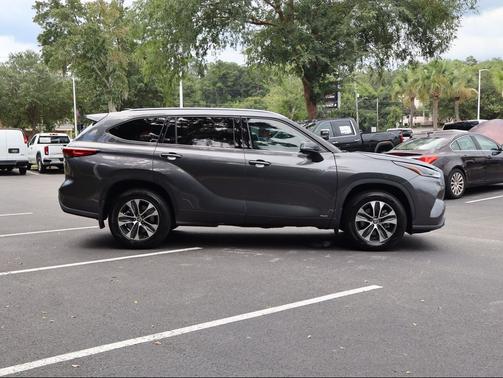 Magnetic Gray Metallic 2021 Toyota Highlander Hybrid XLE