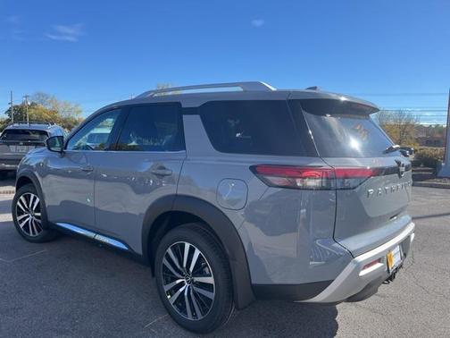2025 Nissan Pathfinder Platinum 4WD