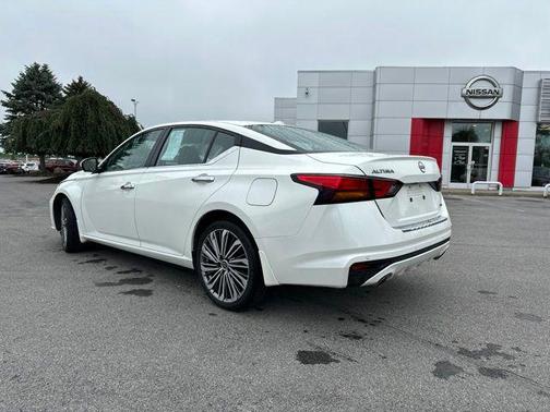 Pearl White Tricoat 2023 Nissan Altima 2.5 SL