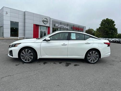 Pearl White Tricoat 2023 Nissan Altima 2.5 SL