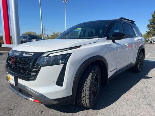 Everest White Pearl Tricoat/Super Black 2026 Nissan Pathfinder Rock Creek