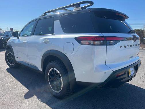 Everest White Pearl Tricoat/Super Black 2026 Nissan Pathfinder Rock Creek