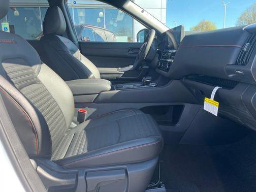 Everest White Pearl Tricoat/Super Black 2026 Nissan Pathfinder Rock Creek