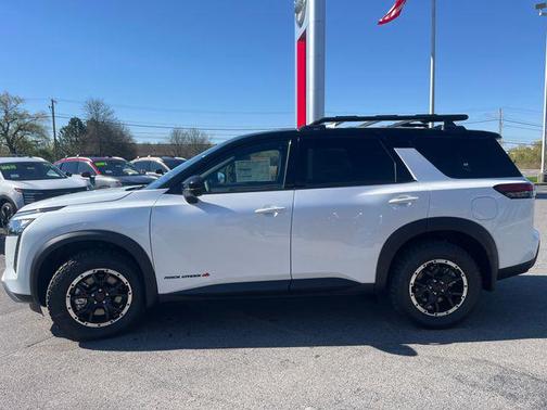 Everest White Pearl Tricoat/Super Black 2026 Nissan Pathfinder Rock Creek