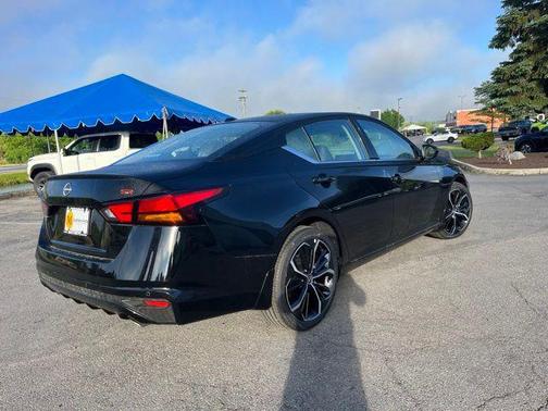 Super Black 2026 Nissan Altima SR FWD