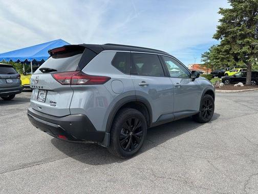 Boulder Gray Pearl/Super Black 2023 Nissan Rogue SV