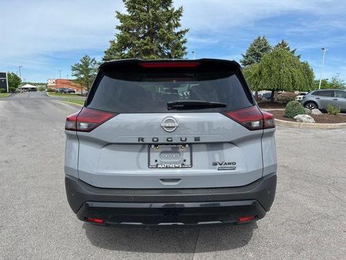 Boulder Gray Pearl/Super Black 2023 Nissan Rogue SV