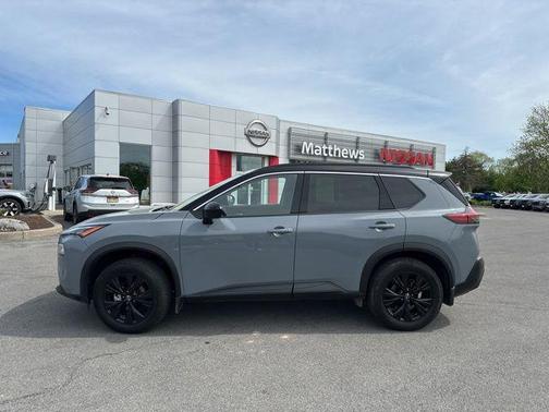 Boulder Gray Pearl/Super Black 2023 Nissan Rogue SV
