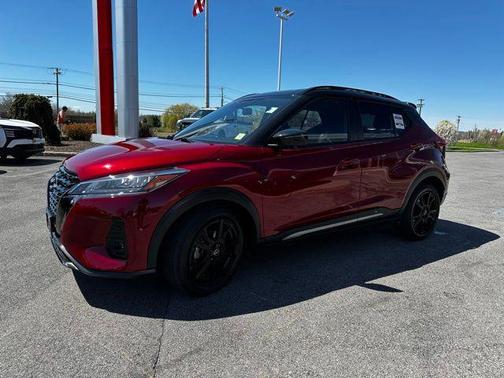 Scarlet Ember Tintcoat/Super Black 2024 Nissan Kicks SR