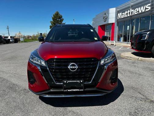 Scarlet Ember Tintcoat/Super Black 2024 Nissan Kicks SR