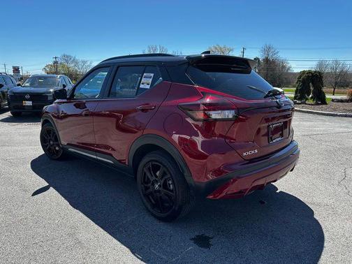 Scarlet Ember Tintcoat/Super Black 2024 Nissan Kicks SR