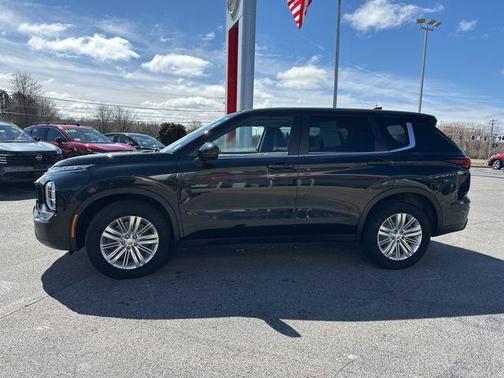 Black 2023 Mitsubishi Outlander ES 2.5 2WD