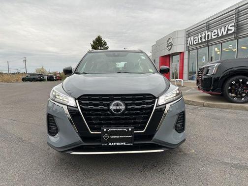 Gray/Super Black 2023 Nissan Kicks SR