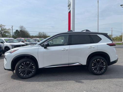 Everest White Pearl/Super Black 2026 Nissan Rogue Platinum