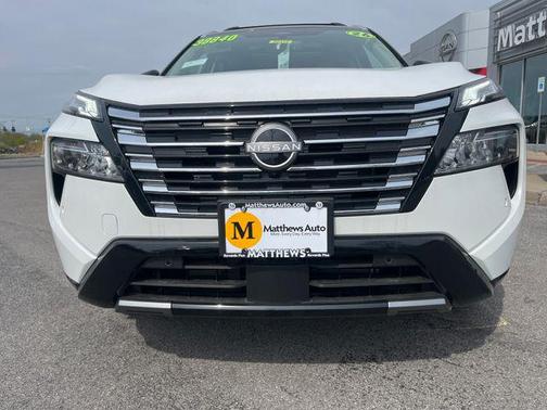 Everest White Pearl/Super Black 2026 Nissan Rogue Platinum