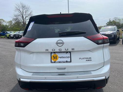 Everest White Pearl/Super Black 2026 Nissan Rogue Platinum