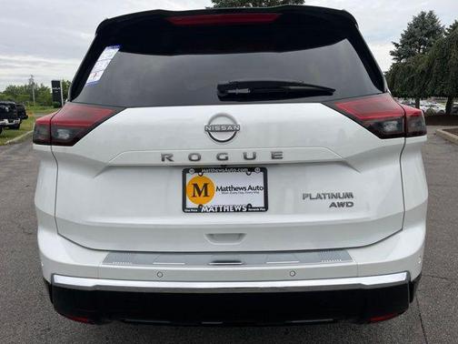 Everest White Pearl/Super Black 2026 Nissan Rogue Platinum