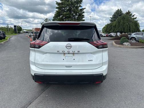 Everest White Pearl 2025 Nissan Rogue S