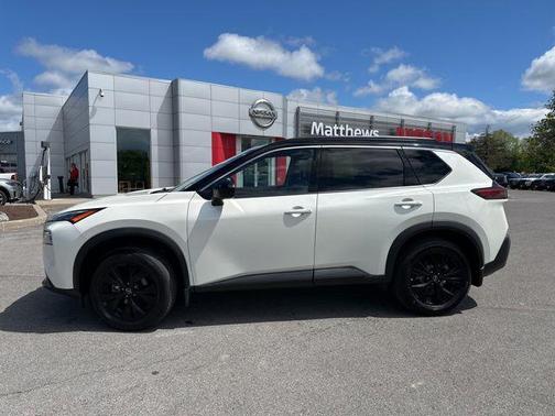 Pearl White Tricoat/Super Black 2023 Nissan Rogue SV