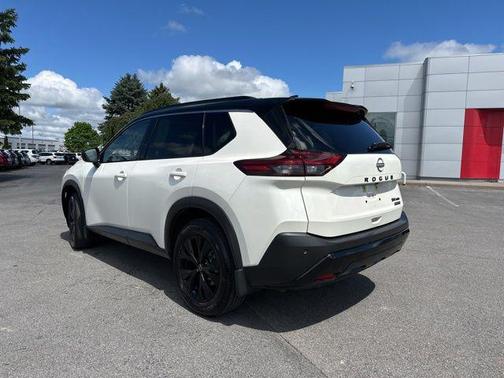 Pearl White Tricoat/Super Black 2023 Nissan Rogue SV