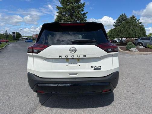 Pearl White Tricoat/Super Black 2023 Nissan Rogue SV