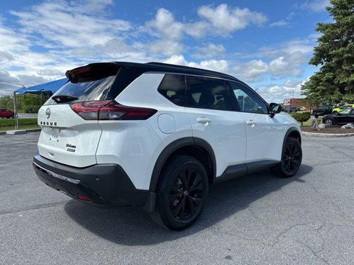 Pearl White Tricoat/Super Black 2023 Nissan Rogue SV