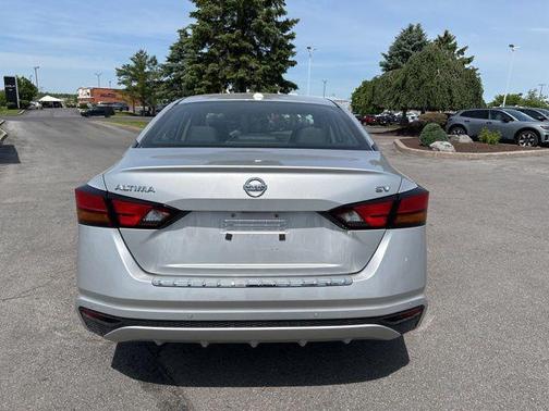 Brilliant Silver Metallic 2022 Nissan Altima 2.5 SV
