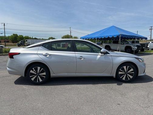 Brilliant Silver Metallic 2022 Nissan Altima 2.5 SV