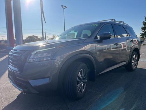 2025 Nissan Pathfinder SL 4WD