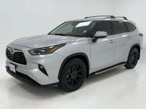Gray 2022 Toyota Highlander LE