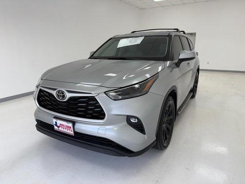 Gray 2022 Toyota Highlander LE