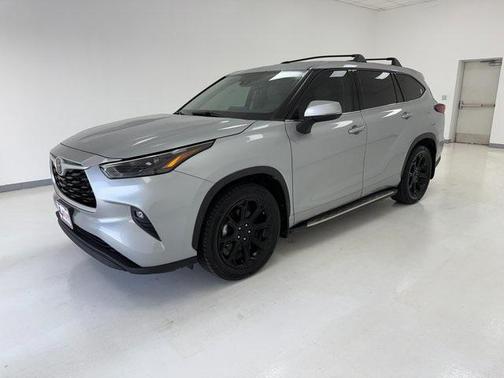 Gray 2022 Toyota Highlander LE