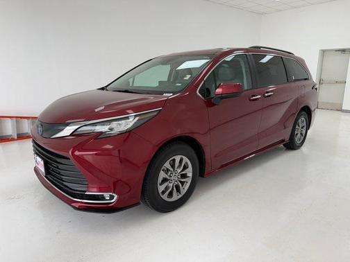 2023 Toyota Sienna XLE 8 Passenger