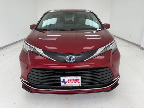 2023 Toyota Sienna XLE 8 Passenger
