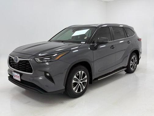 Magnetic Gray Metallic 2023 Toyota Highlander Hybrid XLE
