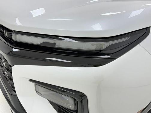 Iridescent Pearl Tricoat 2025 Chevrolet Traverse RS