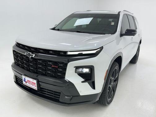 Iridescent Pearl Tricoat 2025 Chevrolet Traverse RS
