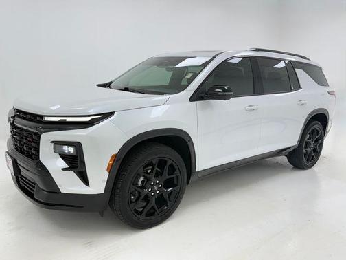 Iridescent Pearl Tricoat 2025 Chevrolet Traverse RS