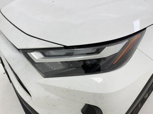Ice 2023 Toyota RAV4 LE