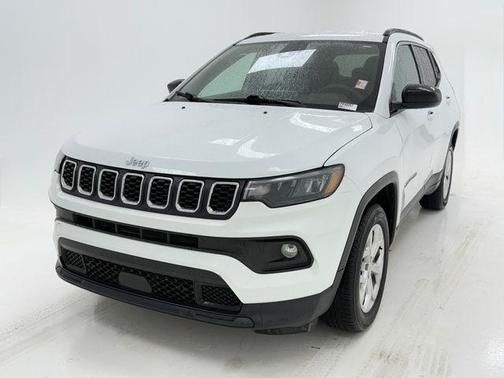 Bright White Clearcoat 2024 Jeep Compass Latitude
