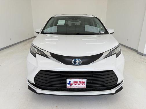 2023 Toyota Sienna XLE 8 Passenger
